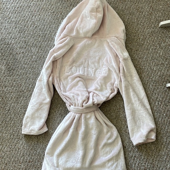 SUPER plush robe. Soft baby pink color. Thick fluffy teddy fabrication. - Picture 6 of 6